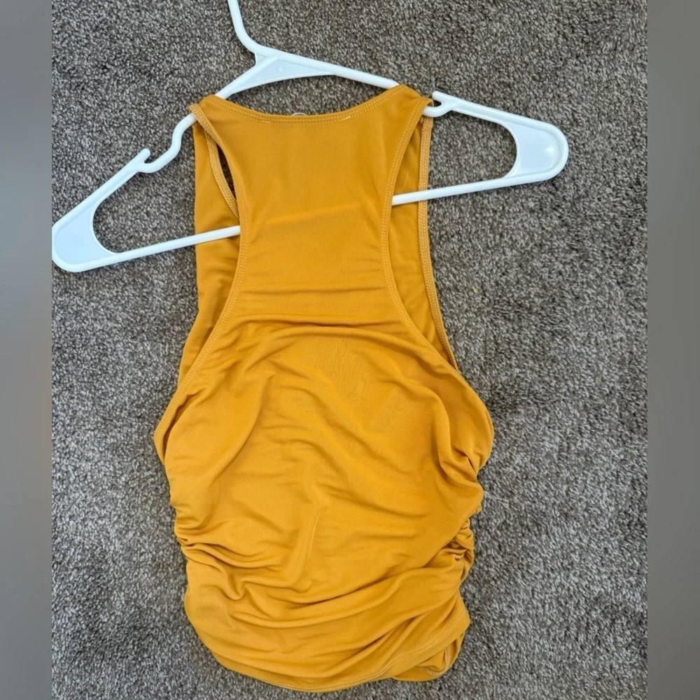 NWOT ASTR The Label Ruched Tank Medium - Picture 3 of 3